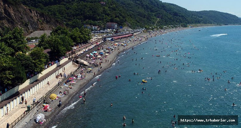 Ücretsiz plaja binlerce kişi akın ediyor