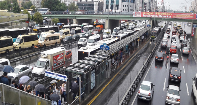 Yağmur trafiği olumsuz etkiliyor