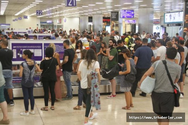 Atatürk Havalimanı’nda bayram tatili dönüşü yoğunluğu devam ediyor