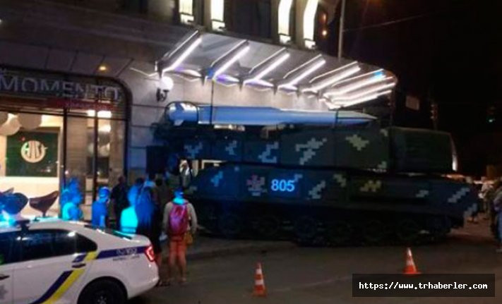Kiev'de füze taşıyan askeri araç binaya çarptı