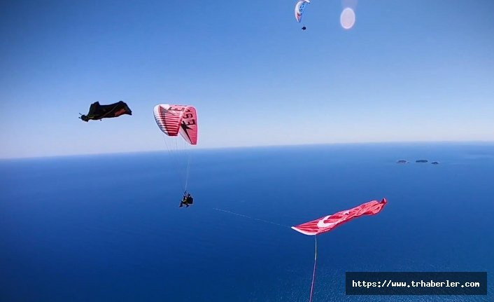 Yamaç paraşütçüleri gökyüzünde dev Türk bayrağı açtı