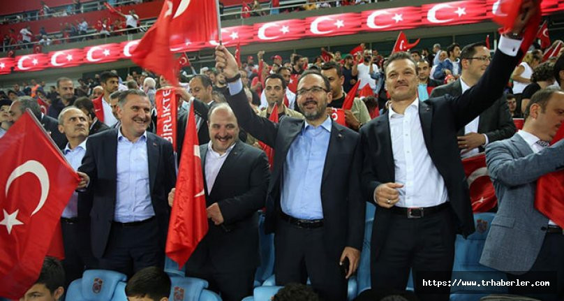 AK Partili bakanlar, taraftarlarla birlikte maçı izlediler
