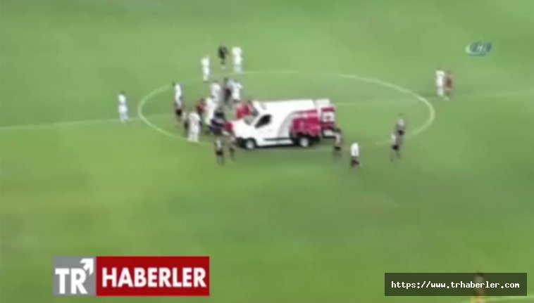 Ambulans sahada bozulunca bakın futbolcular ne yaptı! Video Haber izle