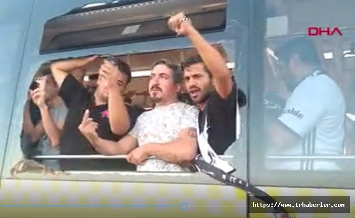 Beşiktaşlı taraftarları taşıyan otobüsün camları kırıldı - video izle