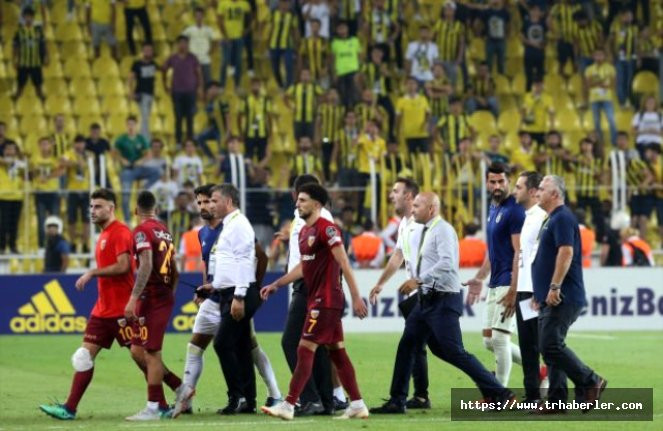 Kadıköy'de maç sonu saha karıştı! Başrolde Volkan Demirel var...