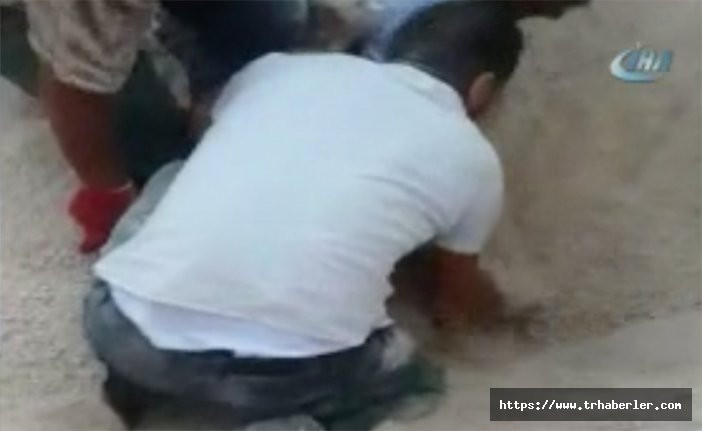 Kum yığını altında kalan çocuğu elleriyle kazan vatandaşlar hayatını kurtardı video izle