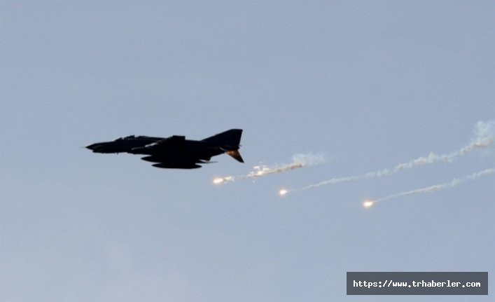 Rus Savaş Uçakları İdlib'in Üzerine Bomba Yağdırdı