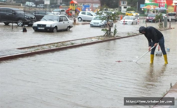Şiddetli yağmur Bandırma'da hayatı felç etti!