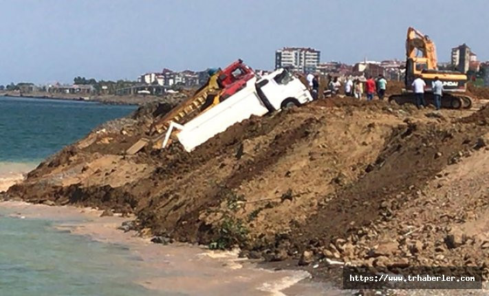 Trabzon'da deniz dolgusu çöktü; 3 kamyon kıyıda asılı kaldı