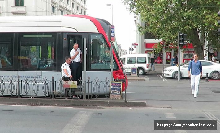 Tramvay turistlere çarptı