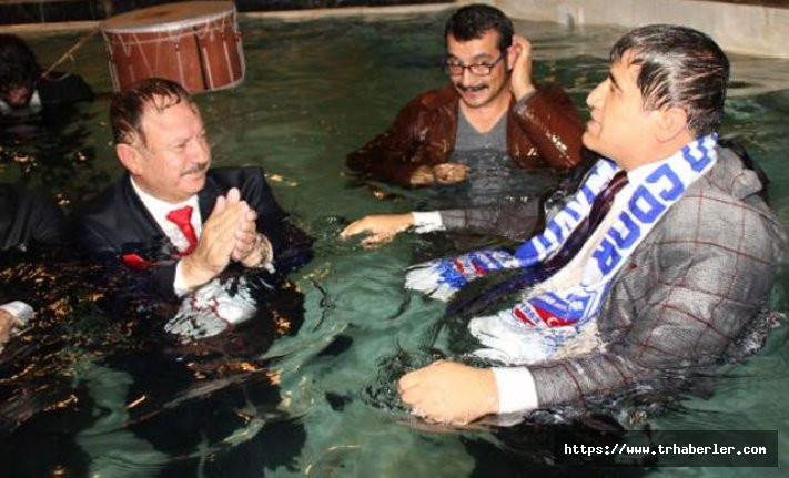 Belediye Başkanı, takım elbiseyle kaplıca havuzuna girdi!