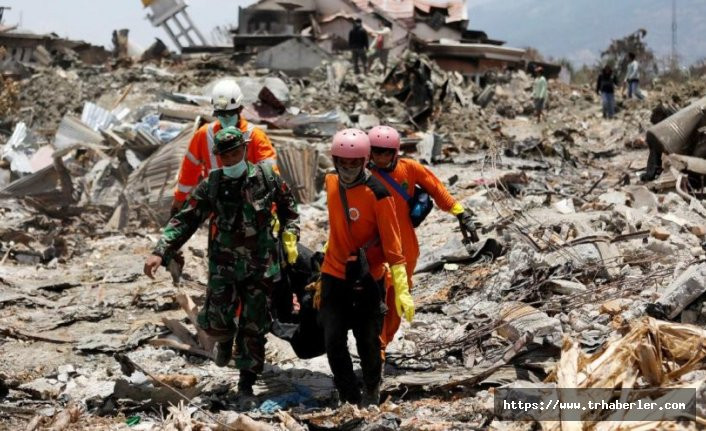 Endonezya'da, Tsunami sonrasında cesetler kıyıya vuruyor!