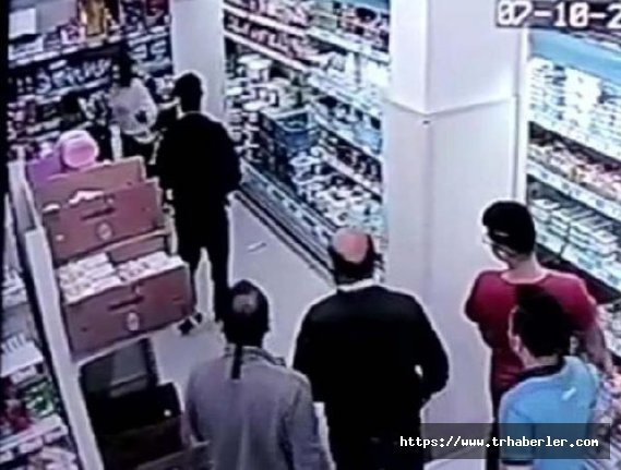 Genç hiç tanımadığı bir kiş tarafında alışveriş yaptığı markette yumruklu saldırıya uğradı! VİDEO