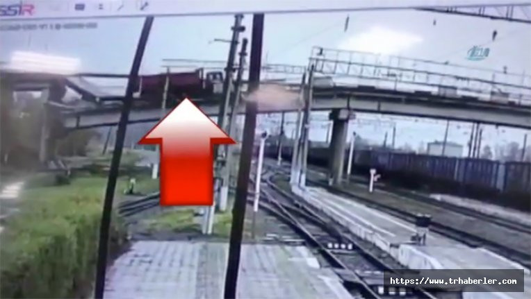 Korkunç kaza! Kamyon köprü ile birlikte trenin üzerine çöktü! Video Haber İzle