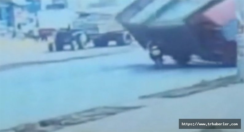 Korkunç kaza! Kamyon motosikletin üzerine devrildi! Video Haber İzle