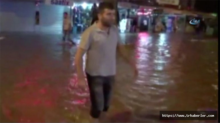 Sağanak yağış kenti teslim aldı ve sokakları göle çevirdi! Video Haber İzle