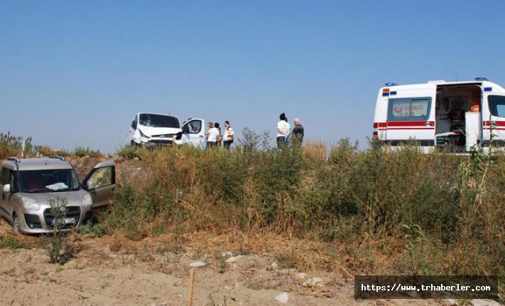 Salihli'de hafif ticari araç ile otomobil çarpıştı: 3 yaralı