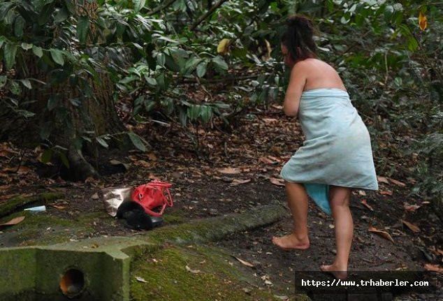 Evsiz kalan ünlü yıldız Lisa Appleton ormanda çırılçıplak banyo yaptı!