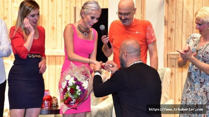 İpek Tanrıyar'a sahnede sürpriz evlilik teklifi!/VİDEO