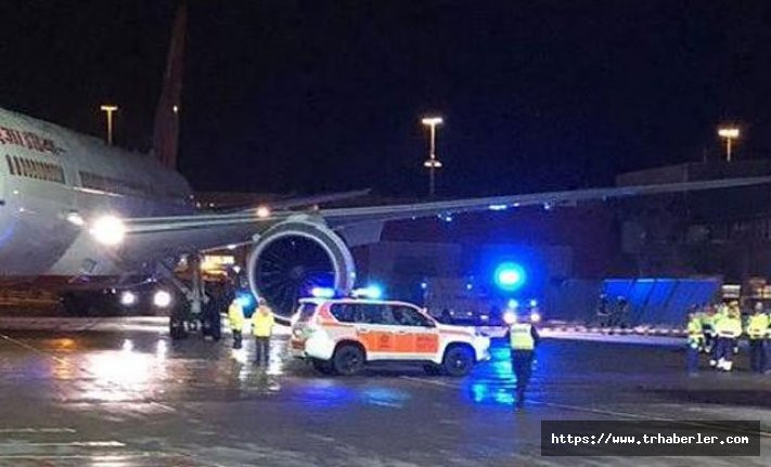 Yolcu uçağı havalimanı binasına çarptı
