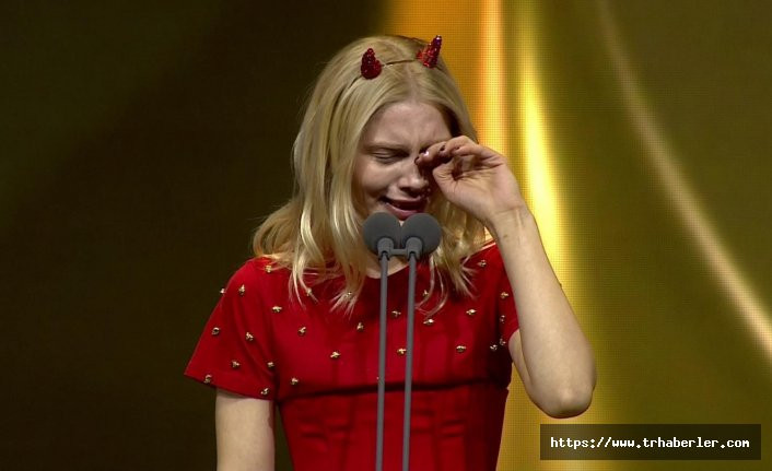 Altın Kelebek Ödülleri töreninde ödül alan Aleyna Tilki gözyaşları tutumadı - video izle