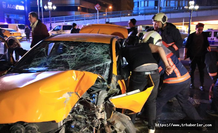 Ankara'da korkunç kaza! Aracın içinde sıkıştılar!