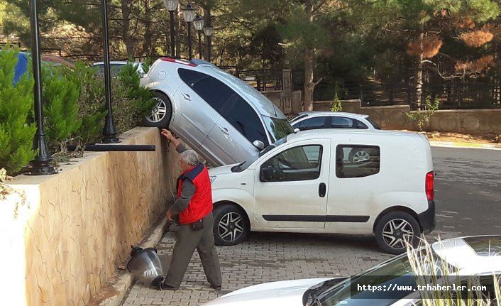 Aracını park etmek isterken fren yerine gazı basıp 2 metre duvardan...