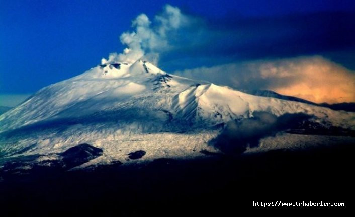 Etna Yanardağı yeniden faaliyete geçti