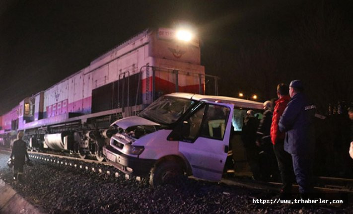 Kontrolsüz hemzemin geçitte tren, minibüse çarptı: 5 yaralı
