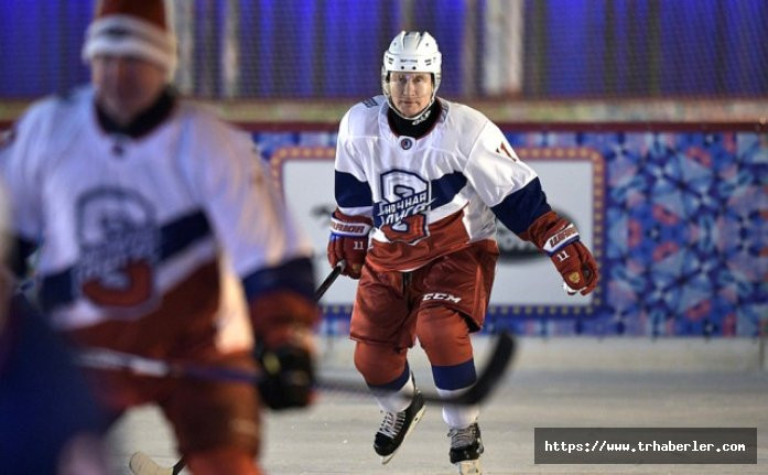 Putin ve Şoygu Kızıl Meydan'da hokey maçı yaptı