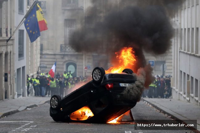 Sarı Yelekliler Paris sokaklarını ateşe verdi