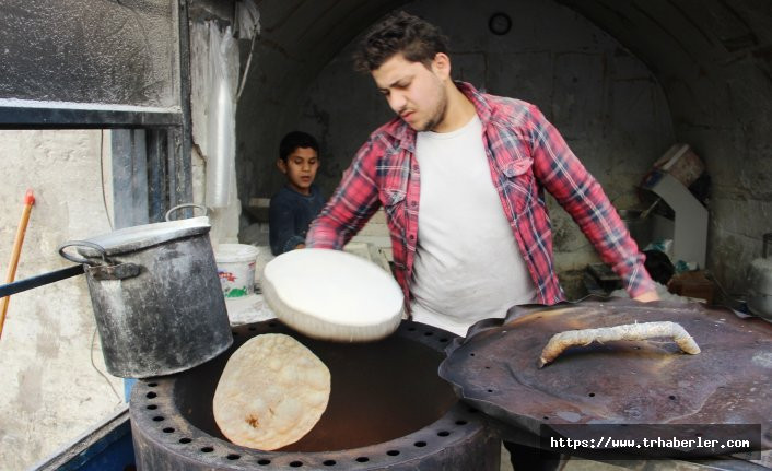Suriyelilerin tandır ekmeği geleneği artık Türkiye'de