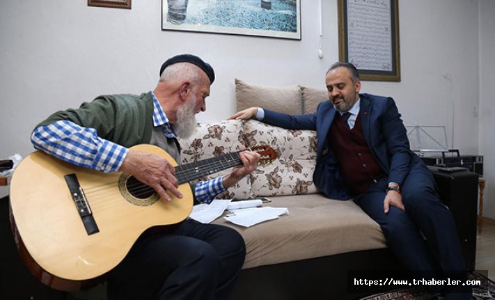 71 yaşındaki Esender, ziyaretine gelen Başkan Aktaş'a gitarıyla şarkı söyledi
