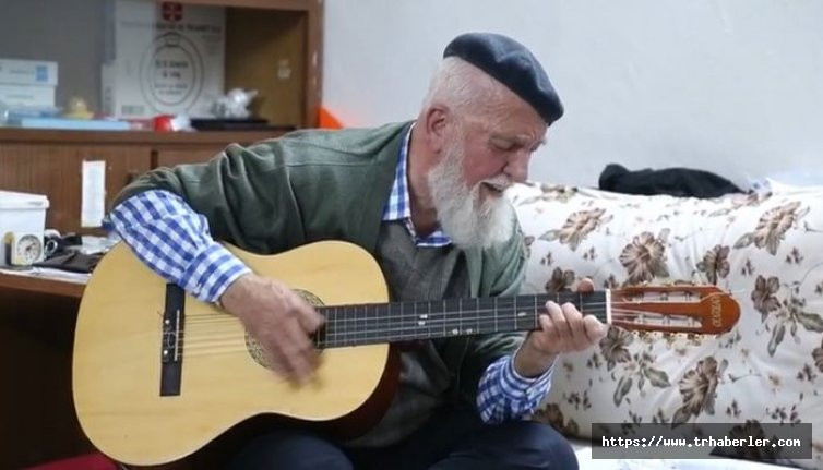72 yaşındaki Mehmet Dede'den Başkan Akşan'a gitar resitali - video izle