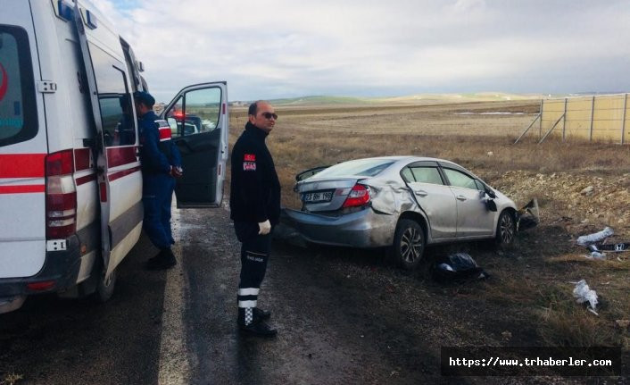 Aksaray’da trafik kazası! Otomobil şarampole devrildi