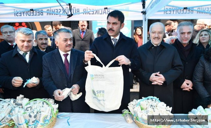 Bakan Kurum Balıkesir'de bez torba dağıttı