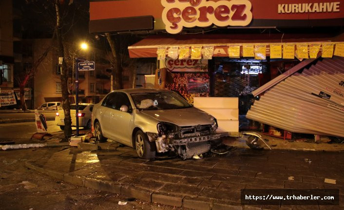 Başkent'te trafik kazası! Kontrolden çıkan araç dükkanlara daldı