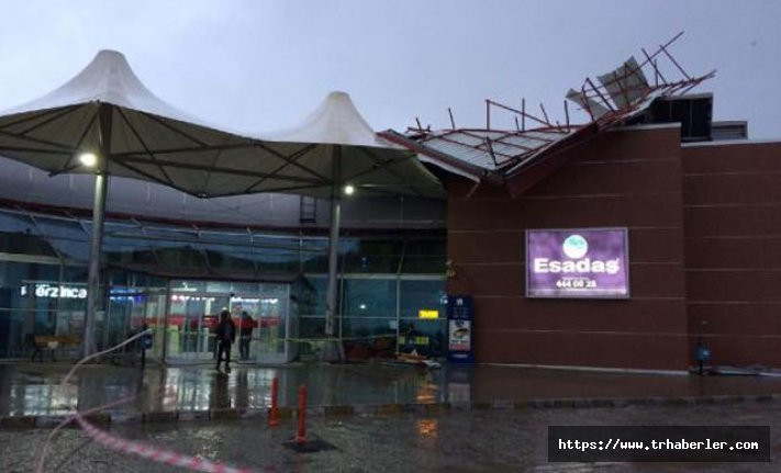 Erzincan'da Fırtına, otobüs terminalinin çatısını uçurdu!