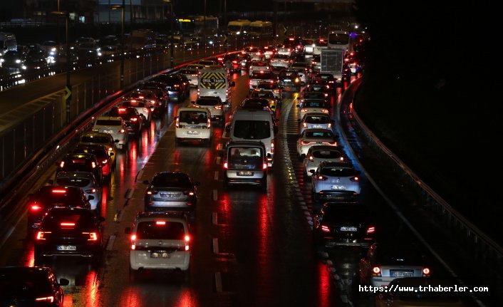 İstanbul'da yağmur ve fırtına trafiği vurdu!