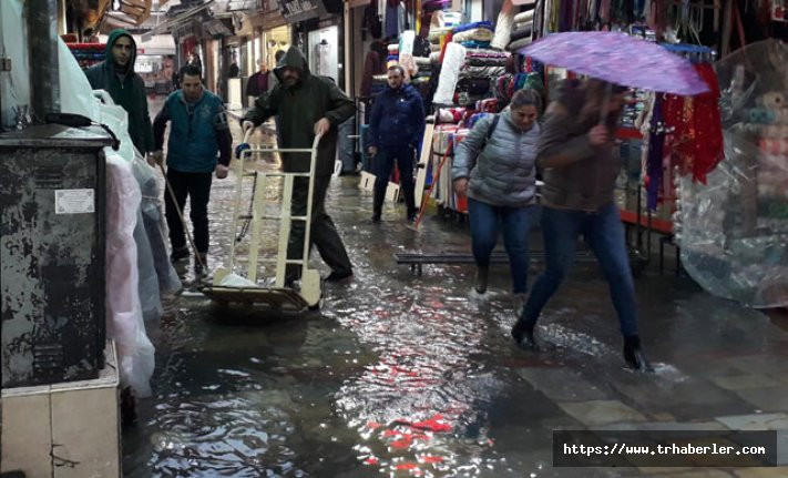 İzmir'de şiddetli yağmur; tarihi çarşıdaki iş yerlerini su bastı