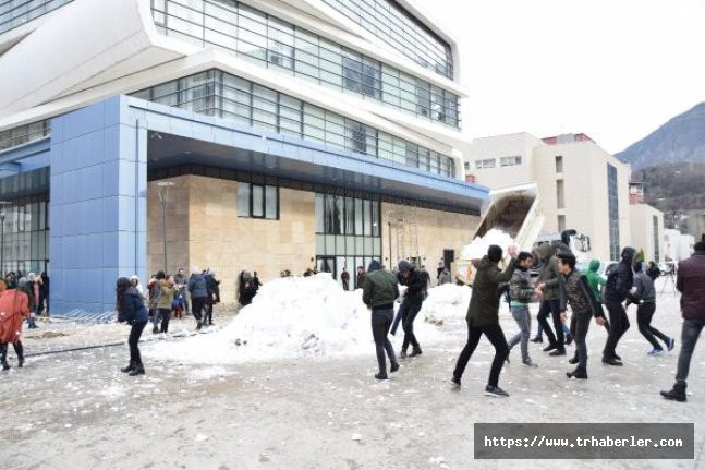 Kar yağmayan kentte rektörden öğrencilerine kar sürprizi
