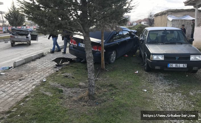 Konya'da otomobiller kafa kafaya çarpıştı: 3 yaralı