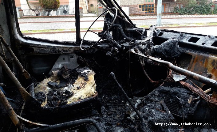 Manisa'da park halindeki midibüs alev alev yandı