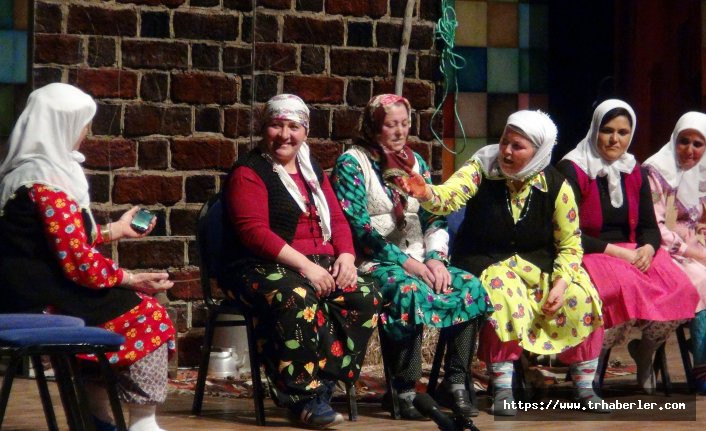 Okuma yazma bilmeyen tiyatro sevdalısı köylü kadınlara seyirciden tam not