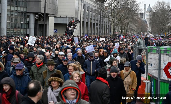Sarı Yeleklilere karşı 'Kırmızı Fularlılar' Paris sokaklarına döküldü
