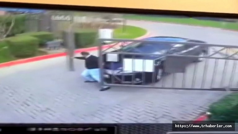 Sürücünün demir kapılarla mücadelesi izleyenleri güldürdü - video izle