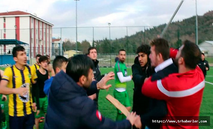 Tokat'ta amatör maçta kavga; elinde sopayla futbolculara saldırmaya kalktı