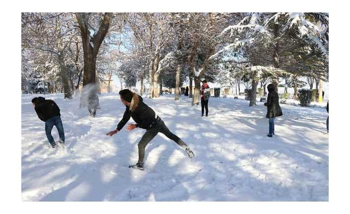 Türkiye' nin Farklı İl ve İlçelerinde Eğitime Kar Tatili Uygulamaları Yapılıyor