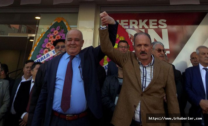 CHP'den istifa eden Başkan Karaçelik, DP'den aday oldu
