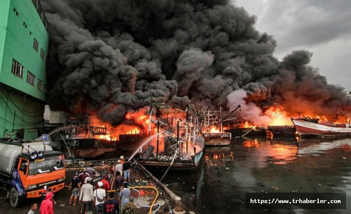 Endonezya’da 18 balıkçı teknesi yandı